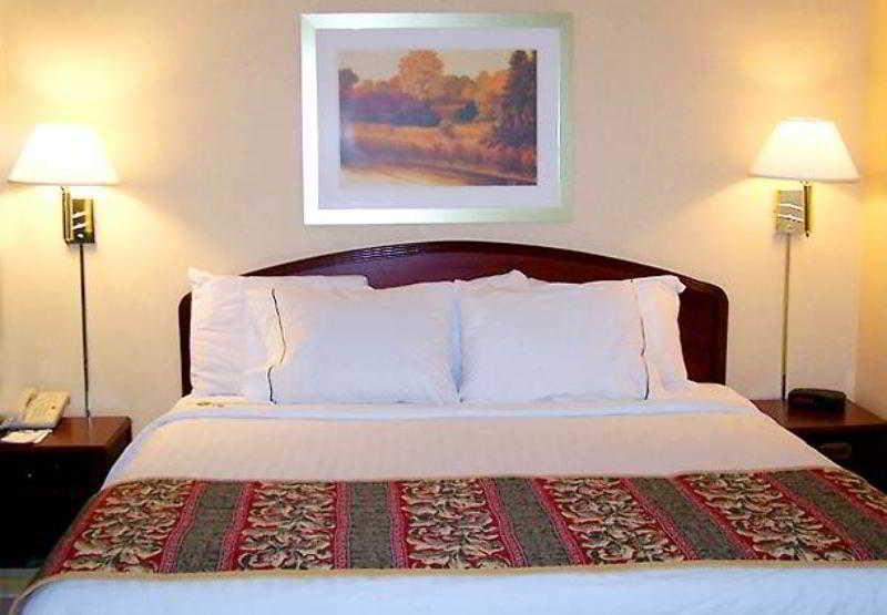 Courtyard By Marriott Bentonville Phòng bức ảnh